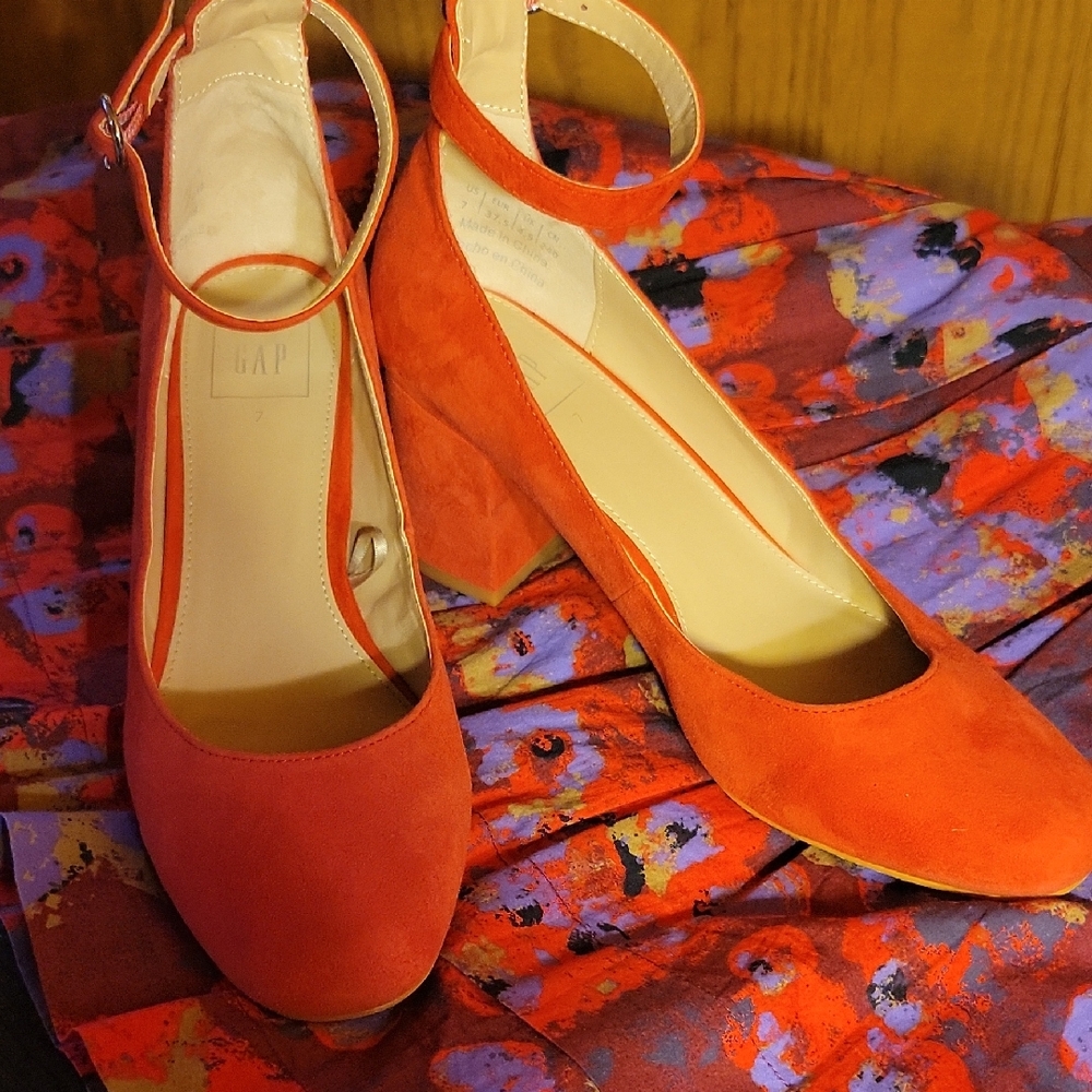 GAP Red Heels with Pointed Toe and Ankle Strap